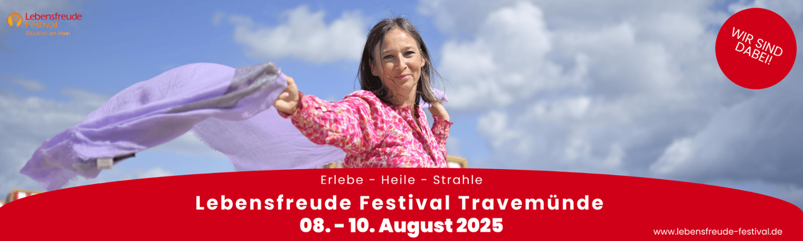 Eine Frau hält einen lila Schal in der Hand und lächelt unter blauem Himmel, während das Lebensfreude Festival Travemünde vom 08. bis 10. August 2025 angekündigt wird.